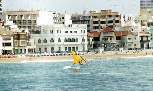 José Marrero saltando con su windsurf, década de los 90