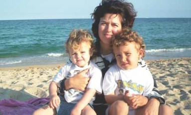 Eva con Carlos y Helena desde su   playa de Premia  en Cataluña