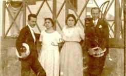 1921, Antonio Suárez, Rosario, Dolores y Paco Cabrera en una caseta de la Playa de Las Canteras-colecc Esther Suárez