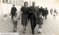 Don Jacinto y familia paseando un domingo-colecc. Familia Artiles