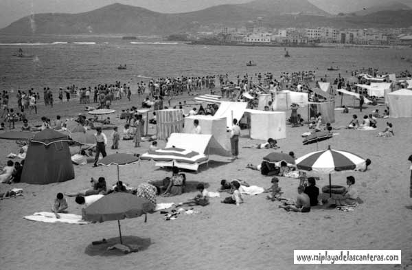 1954. Un domingo en la playa-colecc. Fernando Hernández Gil