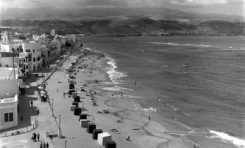 La playa y sus casetas en 1960-colecc. Fernando Hernández Gil