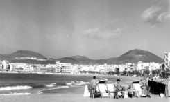 Una tarde de 1960 en la playa-colecc. Fernando Hernández Gil