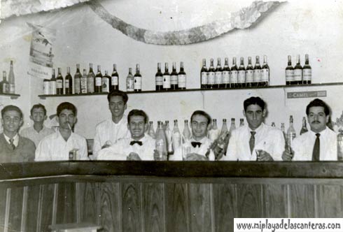 El personal y la barra del Club Victoria en los 50-colecc. Juan Báez Quevedo