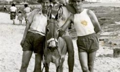 Jugando con el burro del Confital en los años 55-60-colecc. Juan Báez Quevedo