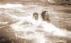 Paco Bello de niño bañandose con su hermana a la altura del Charcón