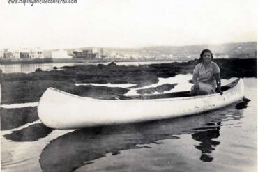 En canoa por los charcos de una virgen Barra, principios del siglo pasado-colecc. Juan Melián