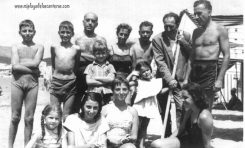 Los Guitián Ayneto y amigos en 1957, frente a la vieja Casa de Galicia-colecc. Familia Guitián