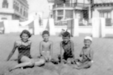 Los toldos de la playa en 1956. colecc. Guitián Ayneto