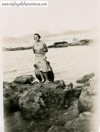 Sobre rocas tapadas por la arena, 1929.-colecc. Juan Melián
