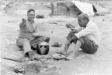 Agustin Macias León comiendose un sancocho en El Confital-1949-
