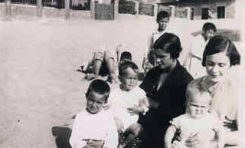 Carmen y Consuelo Sarmiento Valle con sus hijos Ernesto y Arturo Cantero Sarmiento y Chelín Reino Sarmiento-1933-