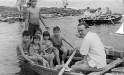 Lorenzo Dominguez Fariña con sus hijos en el Cabezón Negro( El Confital)-1950-