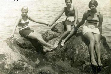 Rosa miranda y las hermanas Noly y Rosa Parellada sentadas en la Peña del Camello-Agosto del 1932