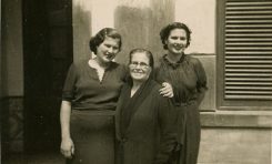 Las hermanas Parellada con su madre Micaela frente a su casa de la C/ Portugal-1938-