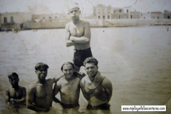 Jerónimo Perdomo Naranjo a la derecha con su grupo de waterpolo en la Puntilla-1935- colecc. Antonio Perdomo