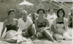 Manolo Monteiro, MªLuisa y un par de amigas en la Playa Chica