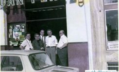 El popular Juan Pérez con pajarita en la puerta de su restaurante de La Puntilla, entre otros posan Antonio Reyes y Miguel del Toro- colecc. Juan Pérez