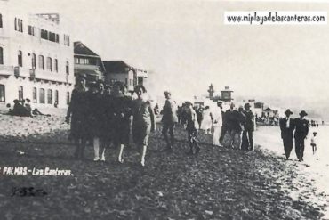 Paseo por la orilla de Las Canteras en 1940-Postal Turística