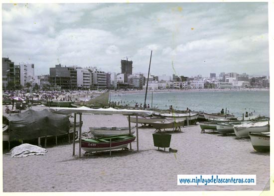 Vista de la playa en la década de los 70, al fondo se construye el Don Juan-colecc. Juan Pérez