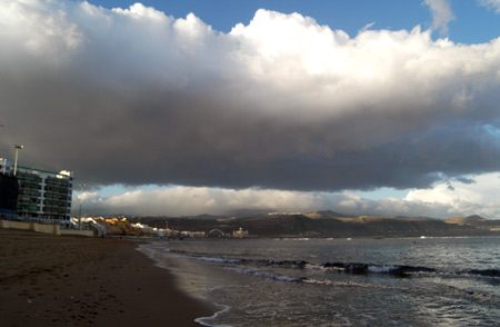 La tormenta continua acechando a la playa de Las Canteras