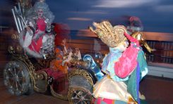 El grupo teatral Barroco Roll animo anoche el Carnaval en el paseo de Las Canteras