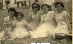 Fema, Olga, Lucy. Nati y Julita sentadas frente a lo que hoy en día es Los Girasoles, frente a la Peña la Vieja-sobre 1955- colecc. Elena Santana Auyanet
