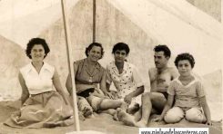 Olga, Pino Auyanet, Pepita, Vicente Ramos y Tere dentro de la caseta, principio de los 50- colecc. Elena Santa Auyanet