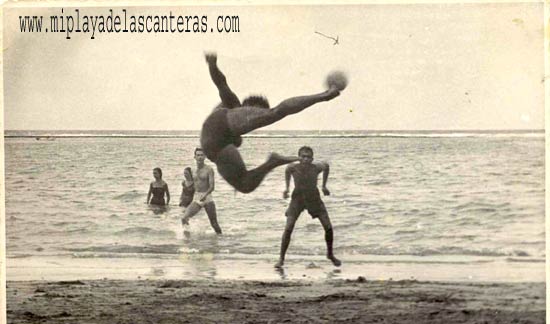1945. La acrobática postura futbolera de Paco Farray