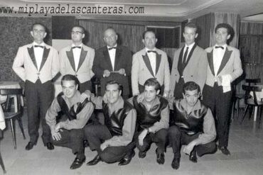El equipo, músicos y camareros, del la sala de fiesta Las Cuevas en sus años dorados, años 1962-3-colecc. Manolo Martín Paiz.