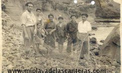Juan "El Chacalote" con 5 años en El Confital, con su abuela Pino y a la derecha de ésta su hermano Paco. -1949-Colecc. Familia Casalla