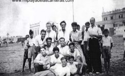 Entre otros: Miguel Melián, Manolo Campos, Juan Cecilia en un grupo frente a la actual Punta Brava 1945-48. Colecc. Familia Campos.
