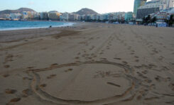 Hay algo más romantico que dibujarte un corazón en la arena de la playa ??