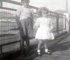 Margarita Correa Beningfield con una amiguito en 1948