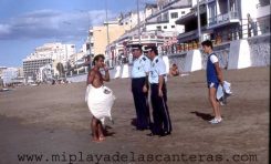 Bronca de Benito el policía y su compañero a José por hacer windsurf dentro de La Barra, década de los 90-colecc. José Marrero.