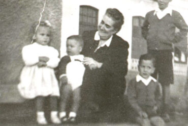 Rafael Morales Caballero con su abuela, Pío, el hermano de Pío y Margarita Correa Beningfield, en la Playa Chica, 1947-colecc. Correa Beningfield