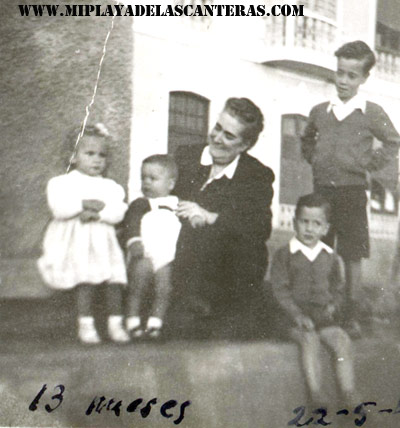 Rafael Morales Caballero con su abuela, Pío, el hermano de Pío y Margarita Correa Beningfield, en la Playa Chica, 1947-colecc. Correa Beningfield