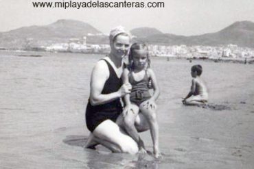 Edith Beningfield (Mrs. Correa) y  su hija Margarita Correa Beningfield. En 1950. Al fondo Miguel Antonio Alonso Marrero, amulado, porque no lo dejamos salir en la foto.