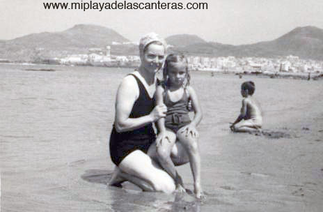 Edith Beningfield (Mrs. Correa) y  su hija Margarita Correa Beningfield. En 1950. Al fondo Miguel Antonio Alonso Marrero, amulado, porque no lo dejamos salir en la foto.