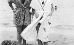 Mari Sánchez - Mendezona Naranjo y Josefina Cabiale Lecea, en las peñas que ya no salen en la Playa Chica. Principios de los 50.