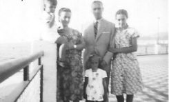 Alfredo Sánchez - Mendezona, a su izquierda su esposa Concha Naranjo y a su derecha su hija Mari. Sentado donde la farola su hijo Alfredo y la niña que está de pié es Margarita Correa Beningfield, año 1948. Playa Chica