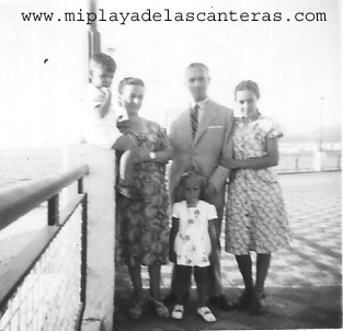 Alfredo Sánchez – Mendezona, a su izquierda su esposa Concha Naranjo y a su derecha su hija Mari. Sentado donde la farola su hijo Alfredo y la niña que está de pié es Margarita Correa Beningfield, año 1948. Playa Chica