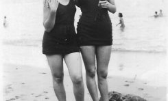 Mari Sánchez - Mendezona Naranjo y Josefina Cabiale Lecea, en las peñas que ya no salen en la Playa Chica. Principios de los 50.