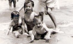 En el centro Mari Cris Izquierdo Naranjo y a los lados Conchi y Julio José de Morales  Sánchez - Mendezona. Playa Chica, 1963.