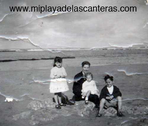 Invierno de 1948 en Playa Chica: Mrs. Correa con su hija Margarita en brazos y María Nieves y Bruno Naranjo Sintes. Colecc. Correa Beningfield