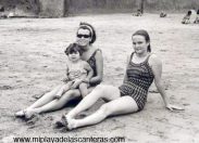 De izquierda a derecha: Lidia Muñoz, con una sobrina en brazos, y Margarita Correa Beningfield, 1964, en la Playa Chica.