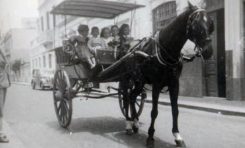 En tartana por la calle Sargento Llagas - 1950 - De izquierda a derecha: Mechi , Bruno, Margarita, Miguel  y Cheli