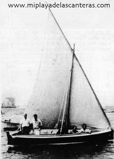 El bote Paca en Las Canteras con Juan Ceballos -El Comandante- a la caña. Sobre 1955