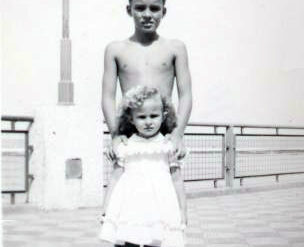 Nino Correa y su hermana Margarita, Playa Chica 1948.