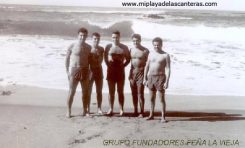 De izquierda a derecha: Wiso, Juan Boza, Vicente García, Juan García, Umberto Trujillo. Grupo Peña La Vieja, 1956.- collec. Juan Boza.